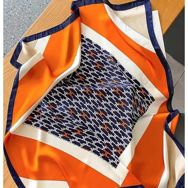 Elegantna ruta z geometrijskim vzorcem v oranžno-modri kombinaciji