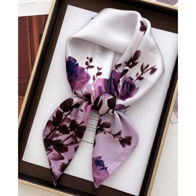 Elegantna ženska ruta z vijola cvetličnim potiskom