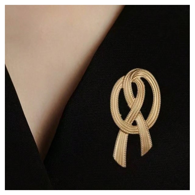 Elegantna zlata broška v obliki preste 