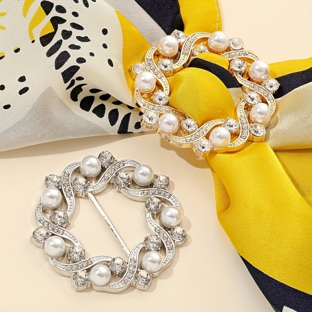 Elegantna broška z zlatimi cvetovi in kristali