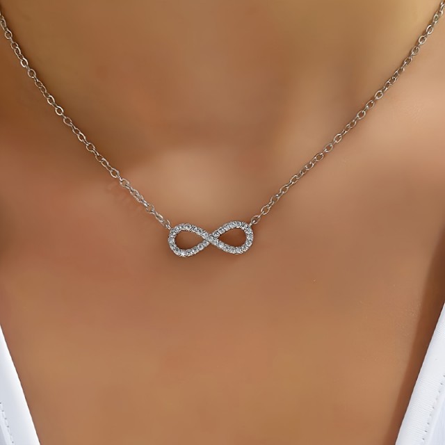 Elegantna ogrlica z znakom neskončnosti v srebrni barvi