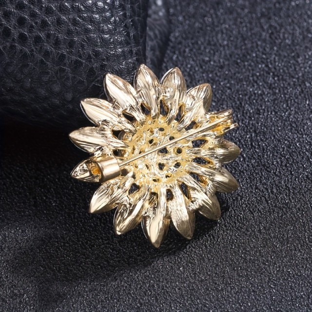 Čudovita ženska broška z vijola rožo