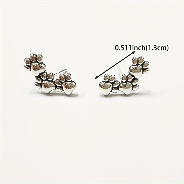 Šik uhančki s tremi tačkami srebrne barve