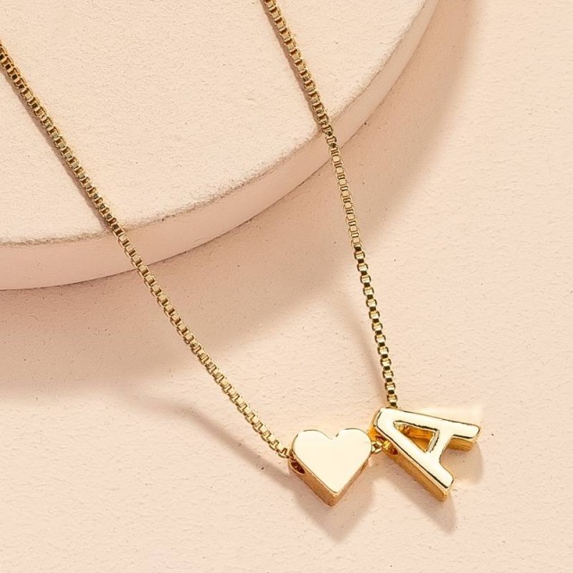 Zapestnica z začetnico imena A v zlati barvi