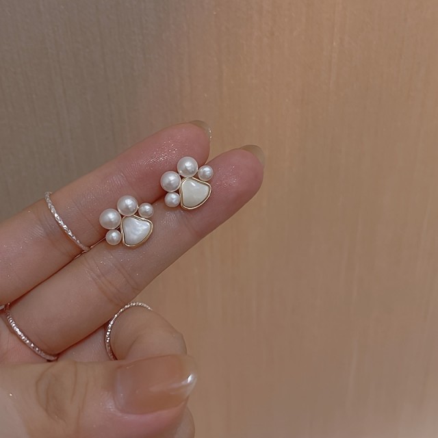 Prikupni vtični uhani s tačko 