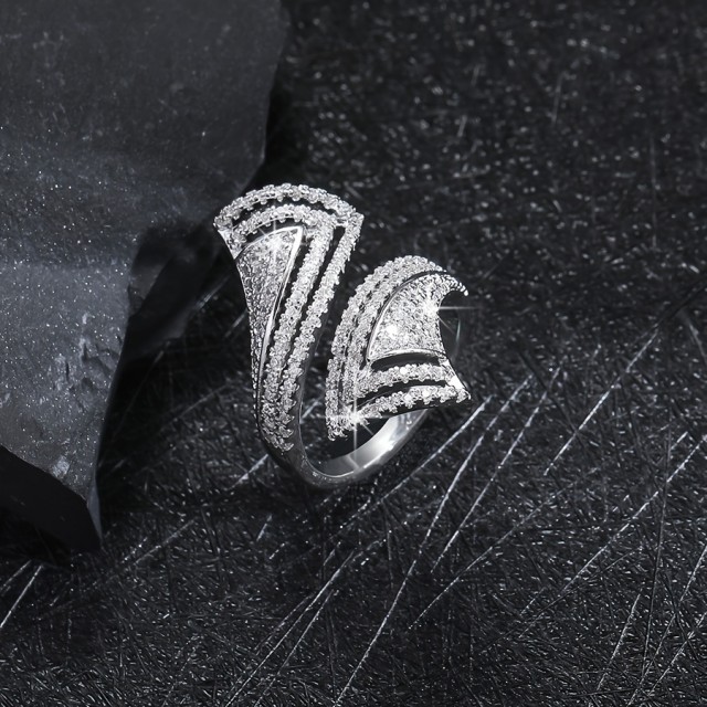 Elegantni nastavljiv prstan z okrasnimi kamni 