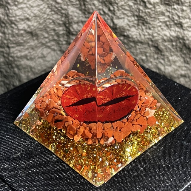 Orgonitna piramida »Hell’s Eye« – rdeče oko s kristali 5cm