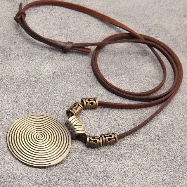 Moška verižica z večjim okroglim obeskom