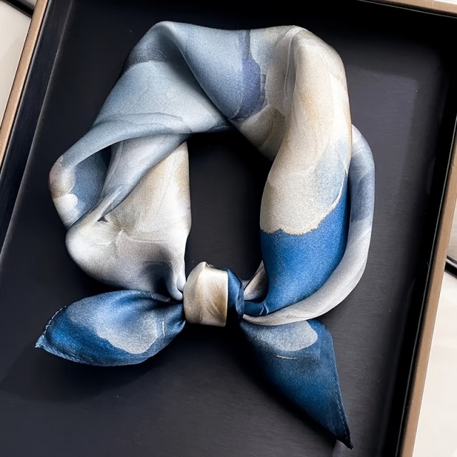 Elegantna ženska kvadratna ruta v modri barvi s cvetjem