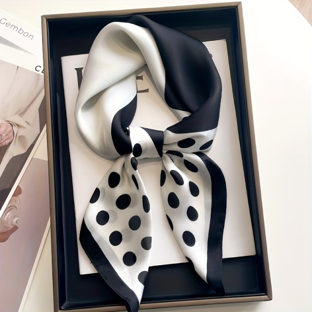 Elegantna ženska kvadratna ruta s pikicami