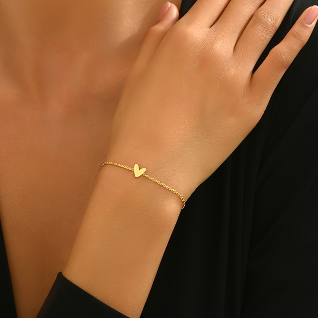 Preprosta zlata zapestnica s srcem