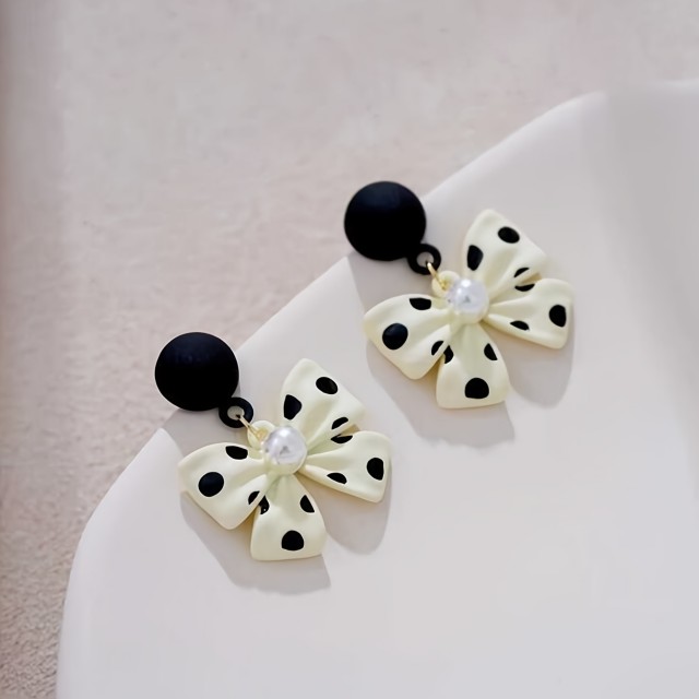 Prikupni uhani s pikicami in pentljico