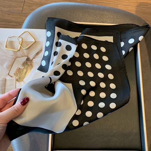 Elegantna ženska kvadratna ruta s pikicami