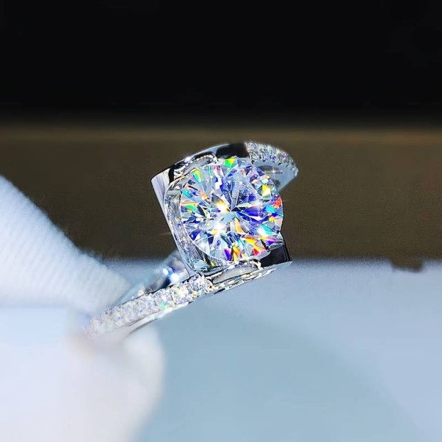 Razkošen ženski prstan s kristalom