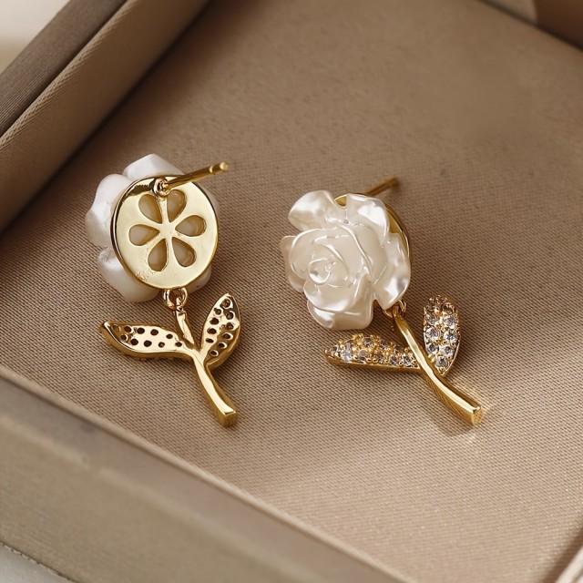 Prisrčni uhani v obliki vrtnice