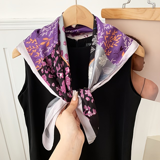 Elegantna ženska ruta v vijola barvi s cvetličnimi motivi