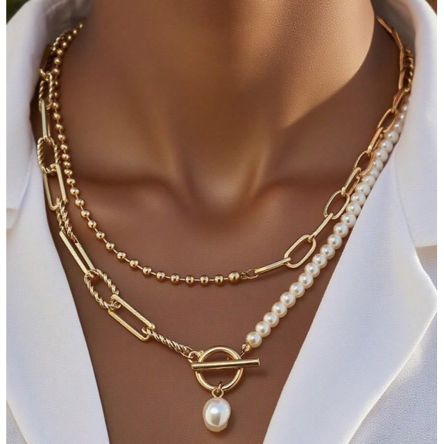 Komplet 2 zlatih ogrlic z belo perlico