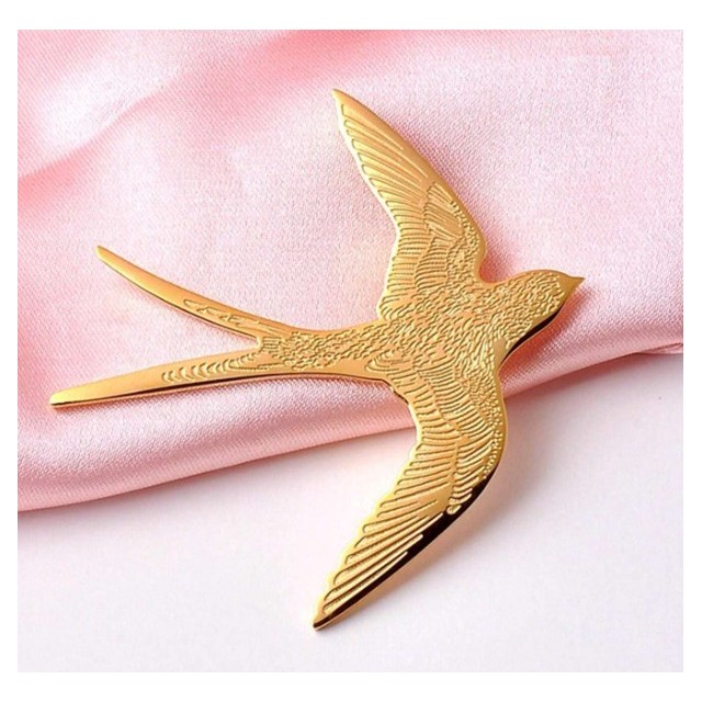 Zlata broška v obliki lastovke 