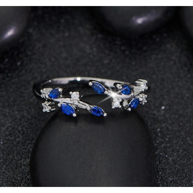 Nastavljiv prstan z modrimi cirkoni