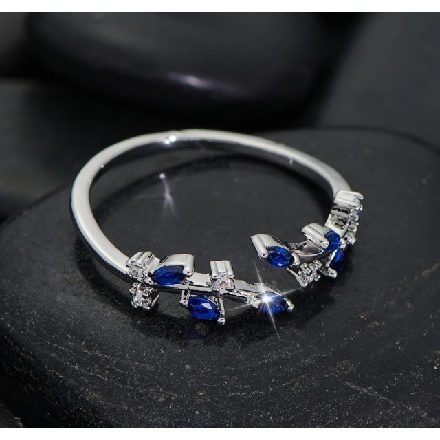 Nastavljiv prstan z modrimi cirkoni