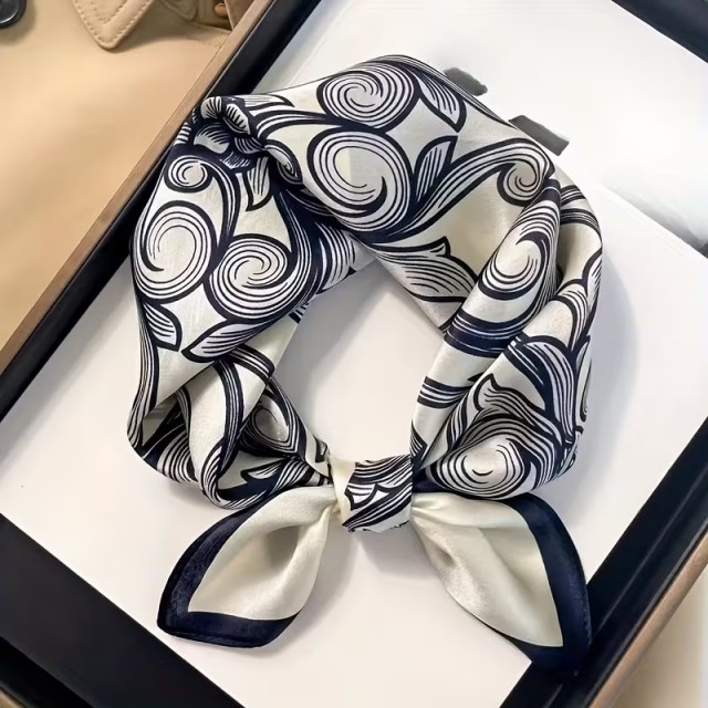 Elegantna ženska kvadratna ruta s temno modrim potiskom 