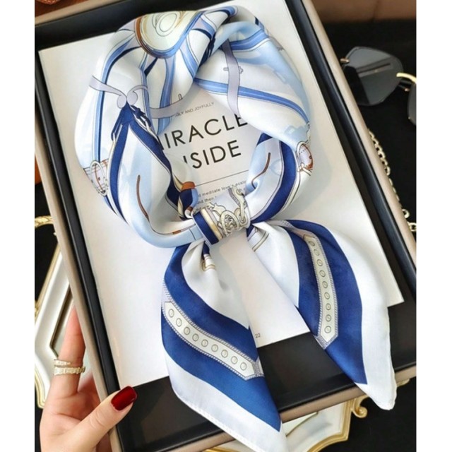 Elegantna kvadratna ruta z modrim verižnim vzorcem