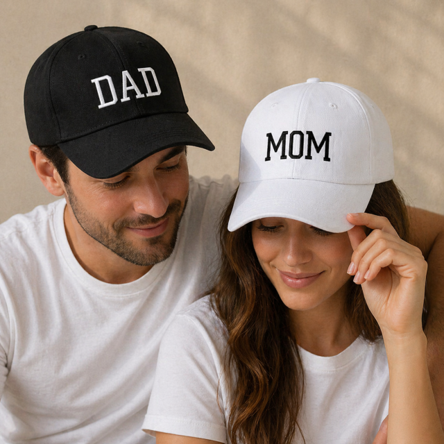 Komplet 2 šilt kap MOM DAD bele in črne barve