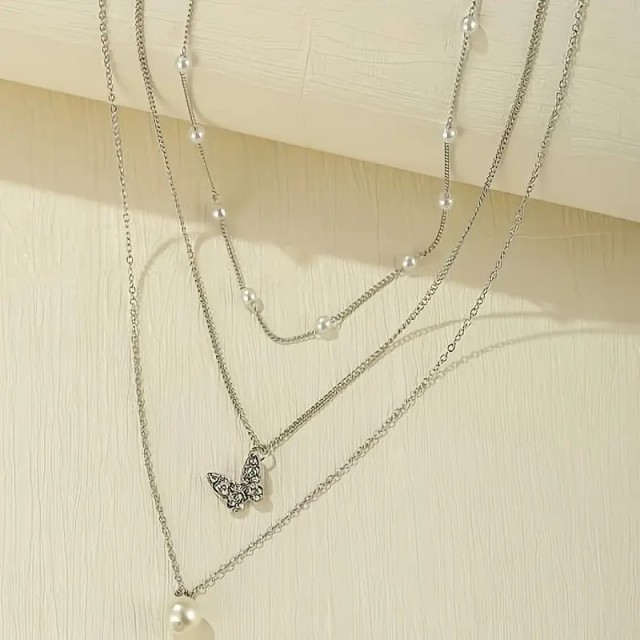 Večslojna verižica v srebrni barvi z metuljem