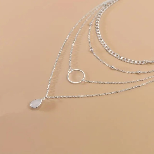Večplastna verižica v srebrni barvi s kapljico