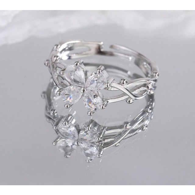 Nastavljiv prstan v srebrni barvi s štiriperesno deteljico