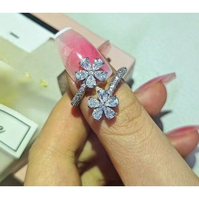 Nastavljiv prstan sijoči rožici srebrne barve