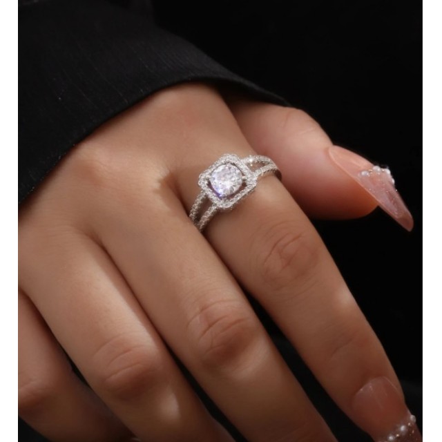 Nastavljiv prstan s cirkoni v elegantnem kvadratnem okvirju