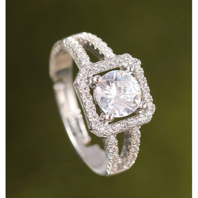 Nastavljiv prstan s cirkoni v elegantnem kvadratnem okvirju