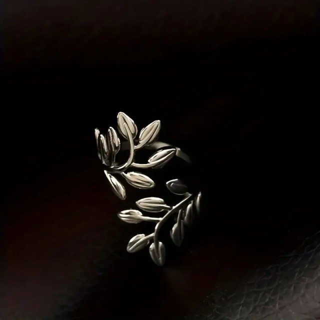 Nastavljiv prstan v srebrni barvi z listki