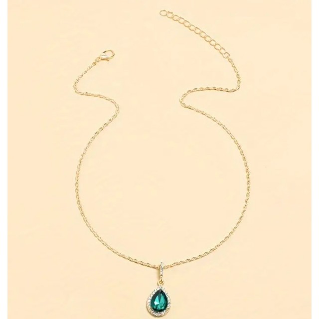 Nežna ogrlica s smaragdno zelenim obeskom