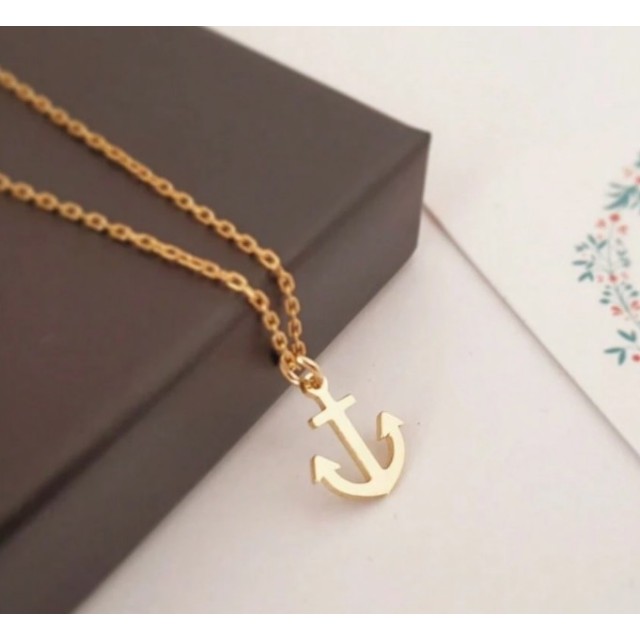Šik poletna ogrlica z obeskom sidra zlate barve