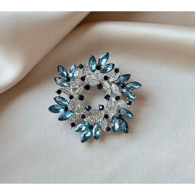 Elegantna okrogla broška z modrimi kristalčki