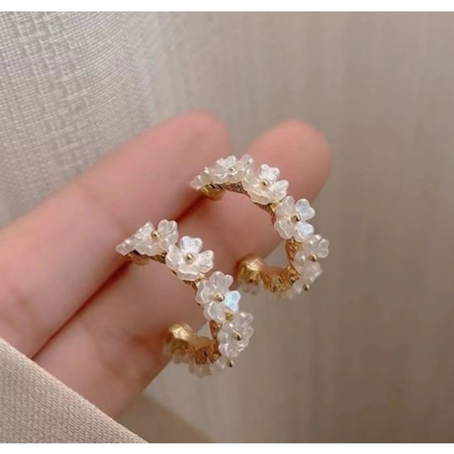 Elegantni okrogli uhani z rožicami