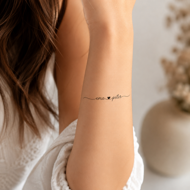 Personalizirana tattoo nalepka z elegantno pisavo in imeni po želji