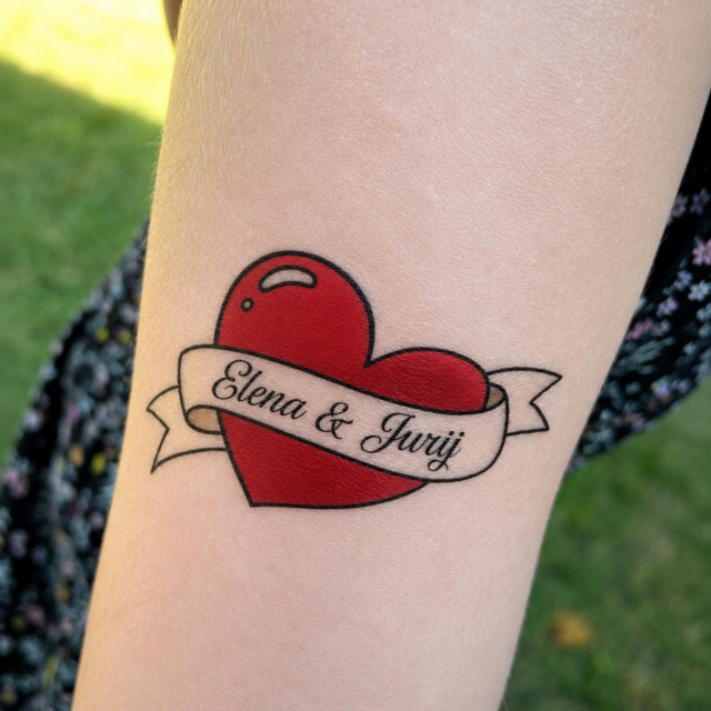 Personalizirana tattoo nalepka s srcem in imeni po želji 