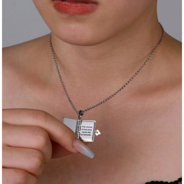 Personalizirana ogrlica s knjigo in gravuro po želji v 3 barvah