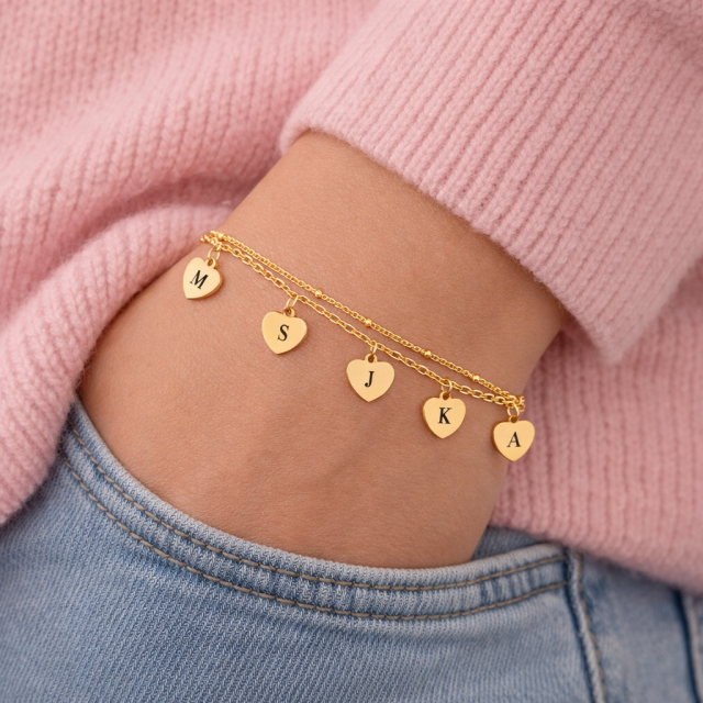 Personalizirana zapestnica s srčki in inicialkami po želji 