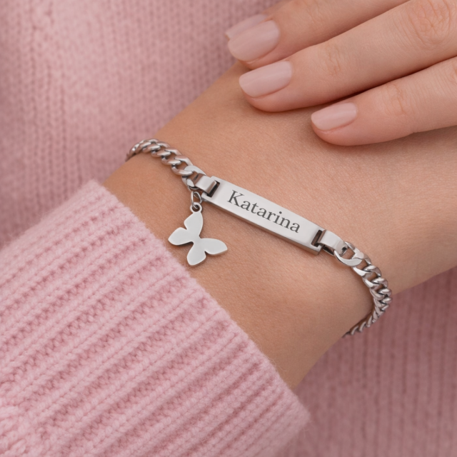 Personalizirana zapestnica z obeskom metuljčka in osebno gravuro 