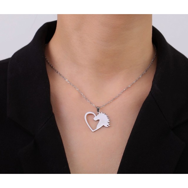 Personalizirana ogrlica z obeskom konja in osebno gravuro