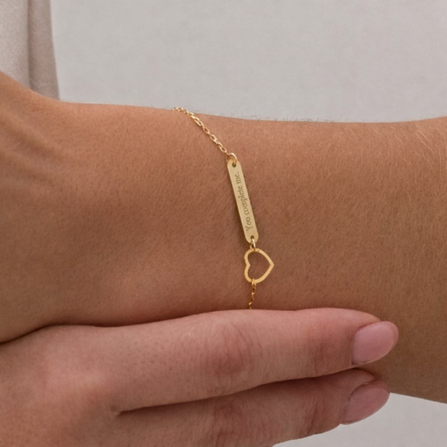 Personalizirana zapestnica s srcem in podolgovato ploščico z željeno gravuro