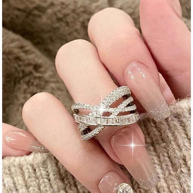 Eleganten nastavljiv prstan s kristali