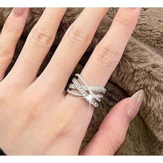 Eleganten nastavljiv prstan s kristali