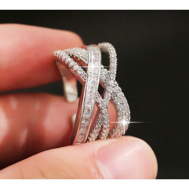 Eleganten nastavljiv prstan s kristali