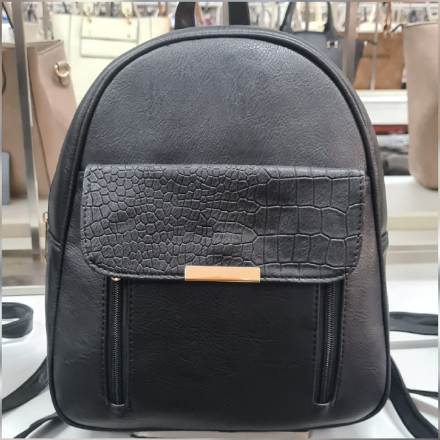 Usnjen črn nahrtnik, predal in 2 zadrgi spredaj 8288