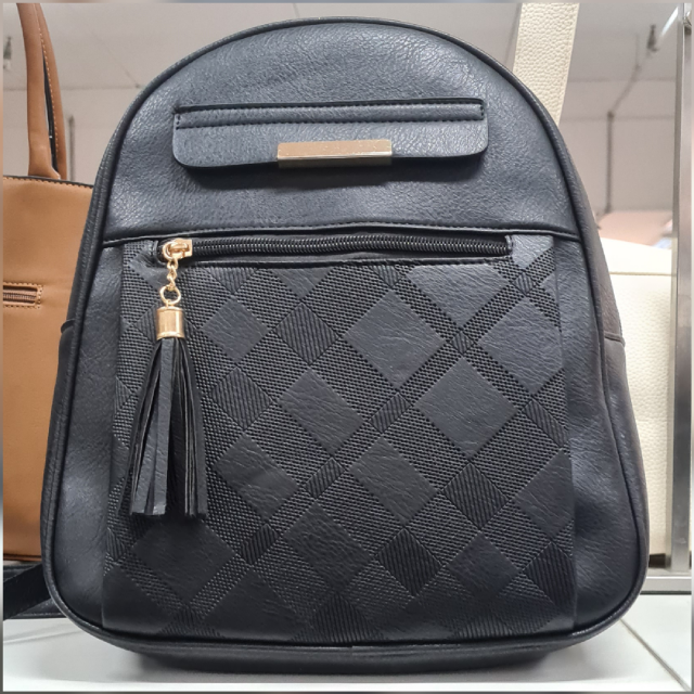 Nahrbtnik črn usnjen s cofkom spredaj 8287